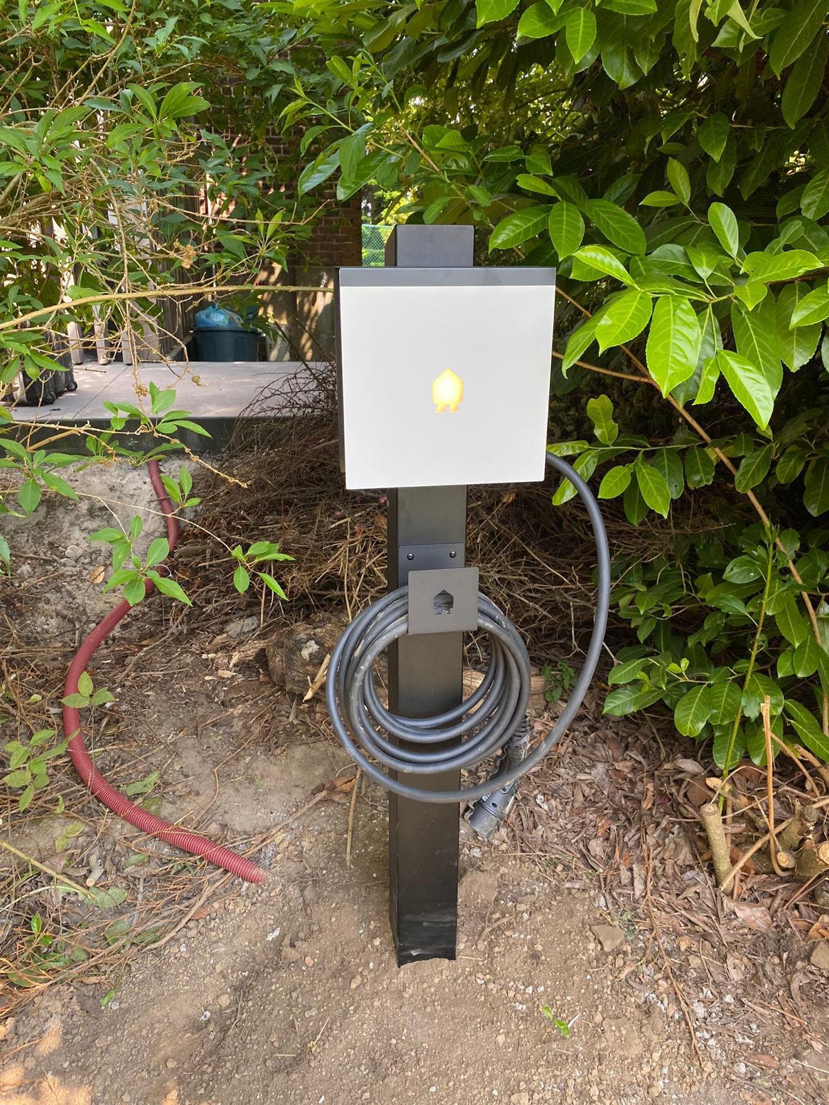 Borne de recharge autonome Smappee avec câble de recharge soigneusement enroulé