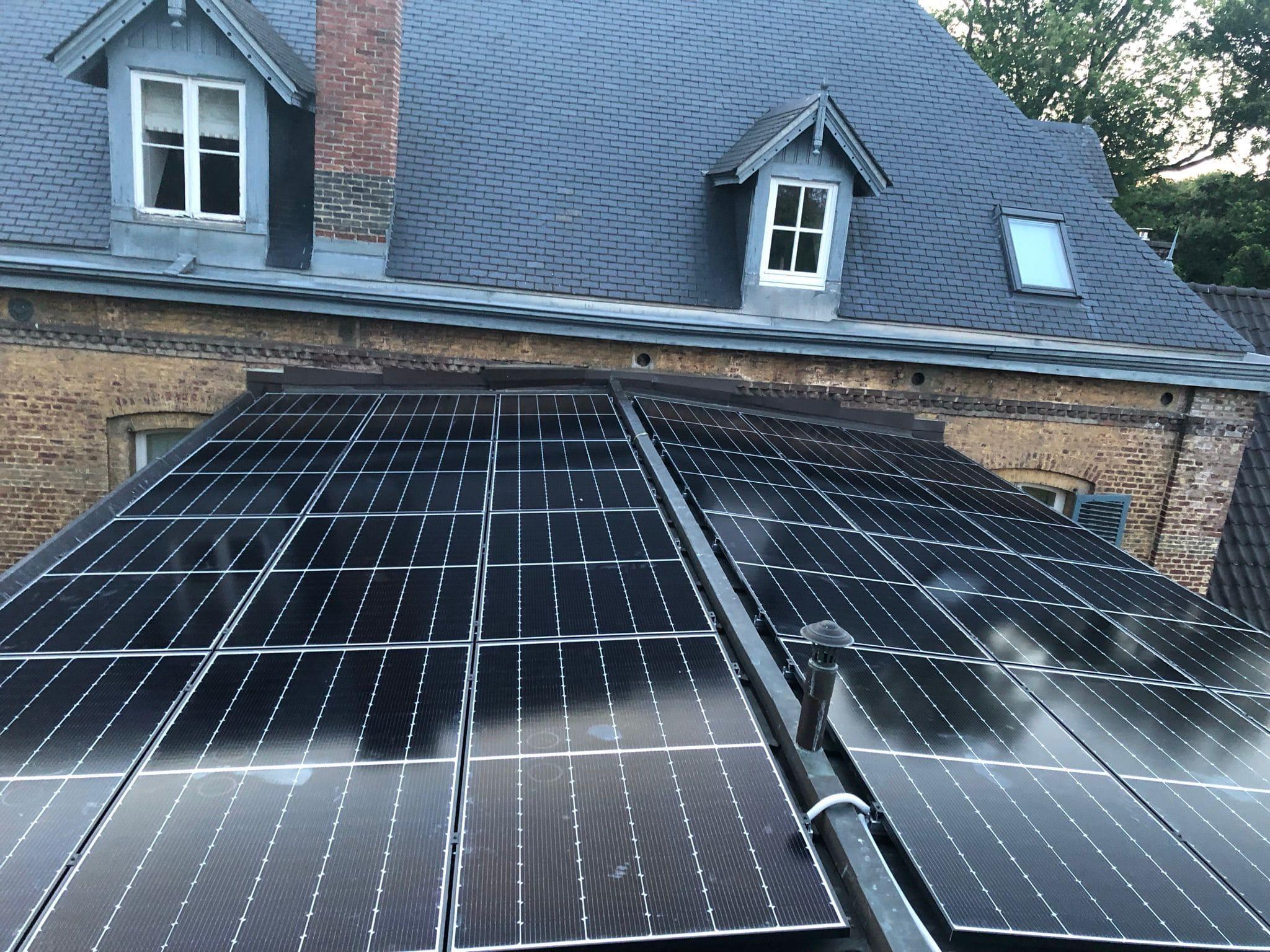 Toit du Brabant flamand, entièrement recouvert de panneaux solaires afin de produire de l\'électricité de manière durable. 